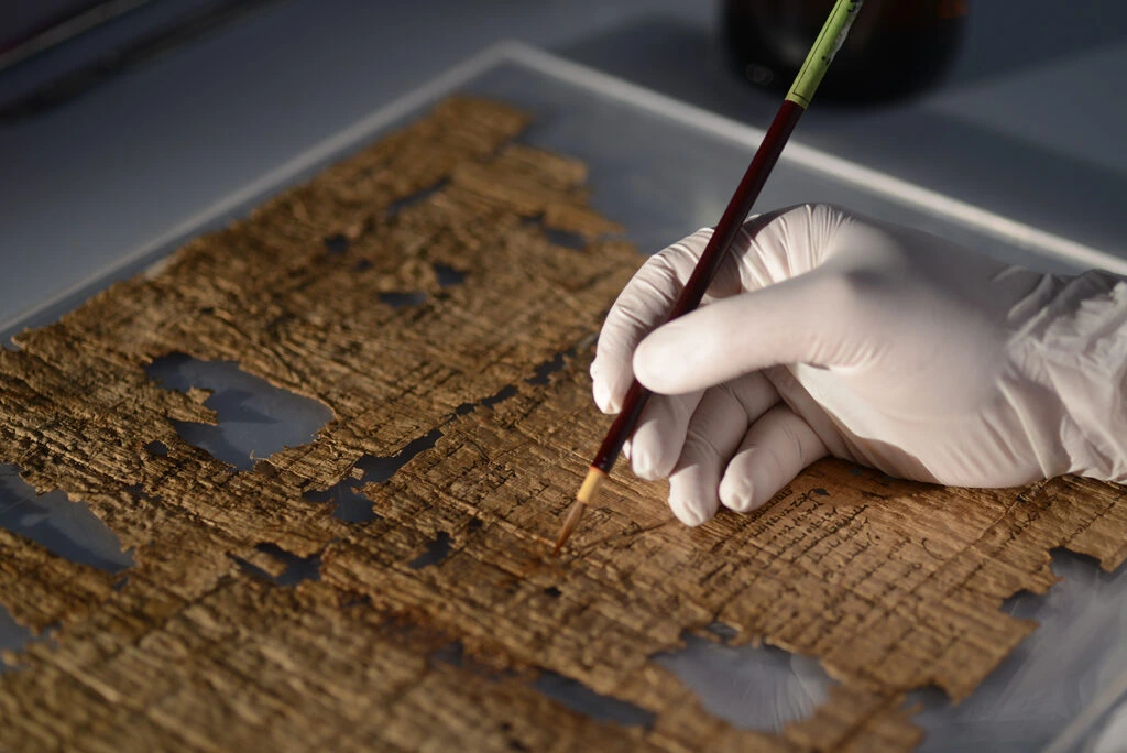 Expert restore an antique object Expert restore an antique object